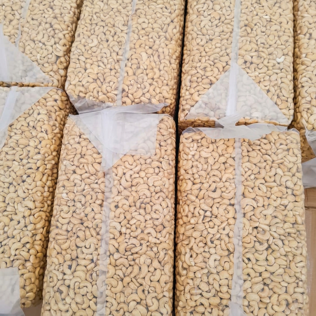 Amandes de cajou conditionnées en sachets transparents